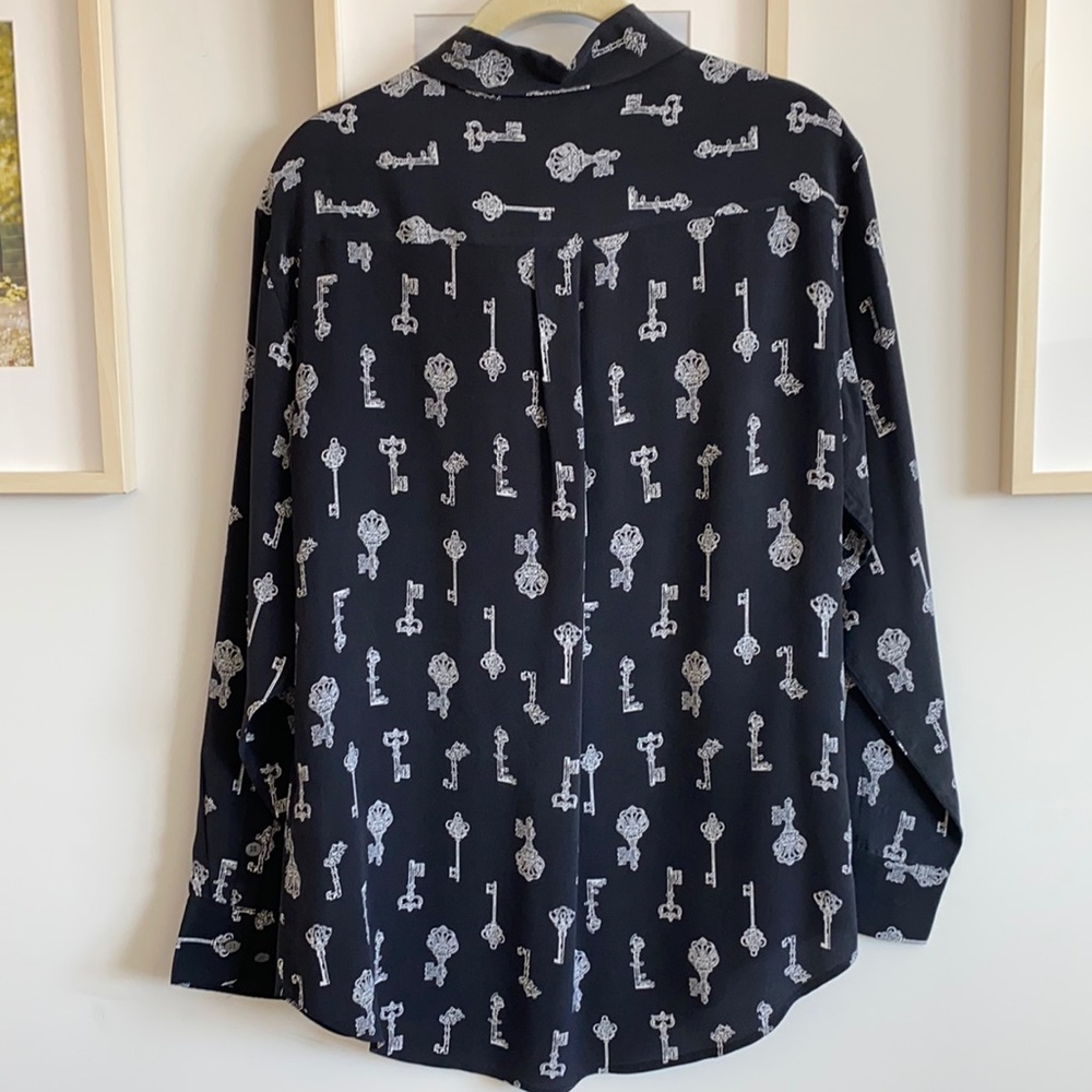 Equipment silk button down. Key print.